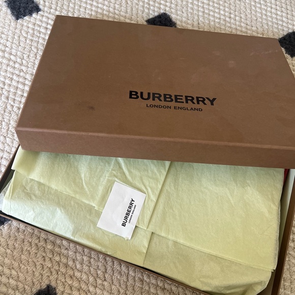 Burberry Cashmere Silk Scarf sand color New with tag - Picture 5 of 9